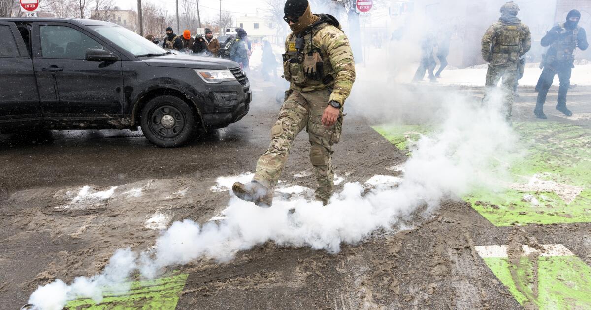 Tribunal derruba restrições às táticas dos oficiais de imigração em Minnesota Tribunal derruba restrições às táticas dos oficiais de imigração em Minnesota