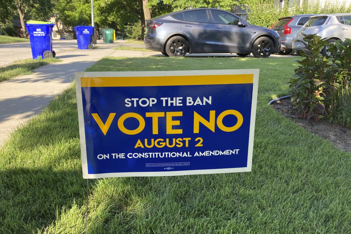 Un cartel en un jardín de Merriam (Kansas) exhorta a votar por el "No" en un referendo sobre el aborto 