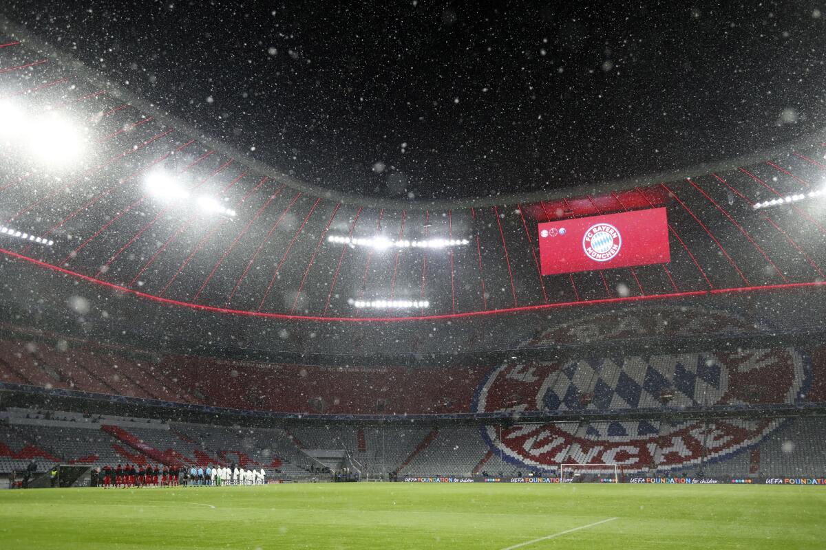 Una nevada se registra en la Allianz Arena antes del partido entre el Bayern Munich y el Paris Saint Germain.