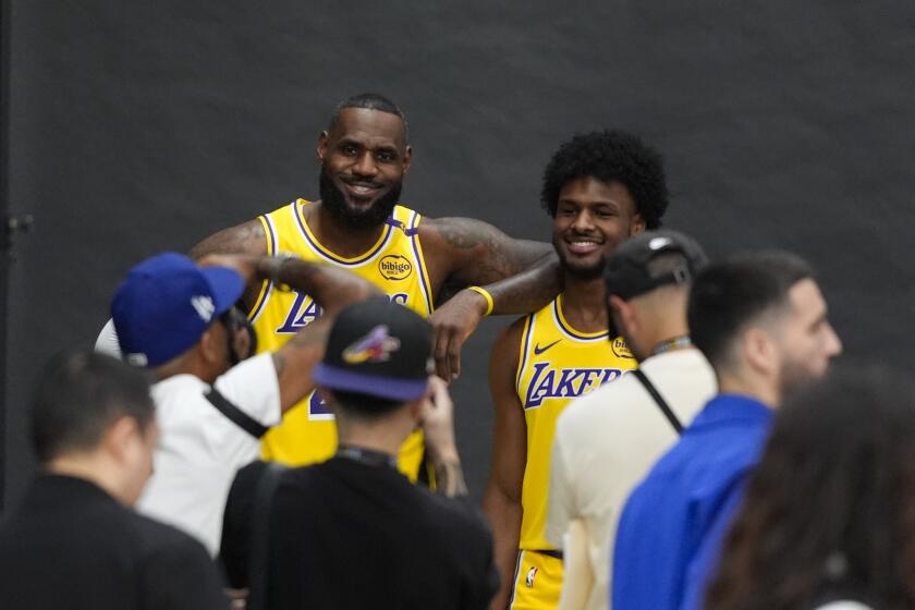 LeBron James posa con su hijo Bronny James en el día de medios de los Lakers de Los Ángeles el lunes 30 de septiembre del 2024. (AP Foto/Jae C. Hong)