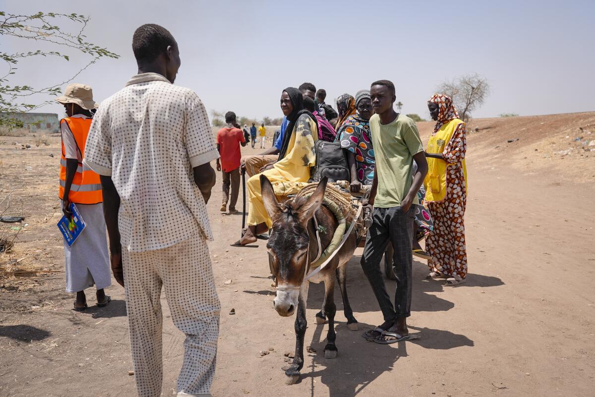People cross the border from Sudan to South Sudan