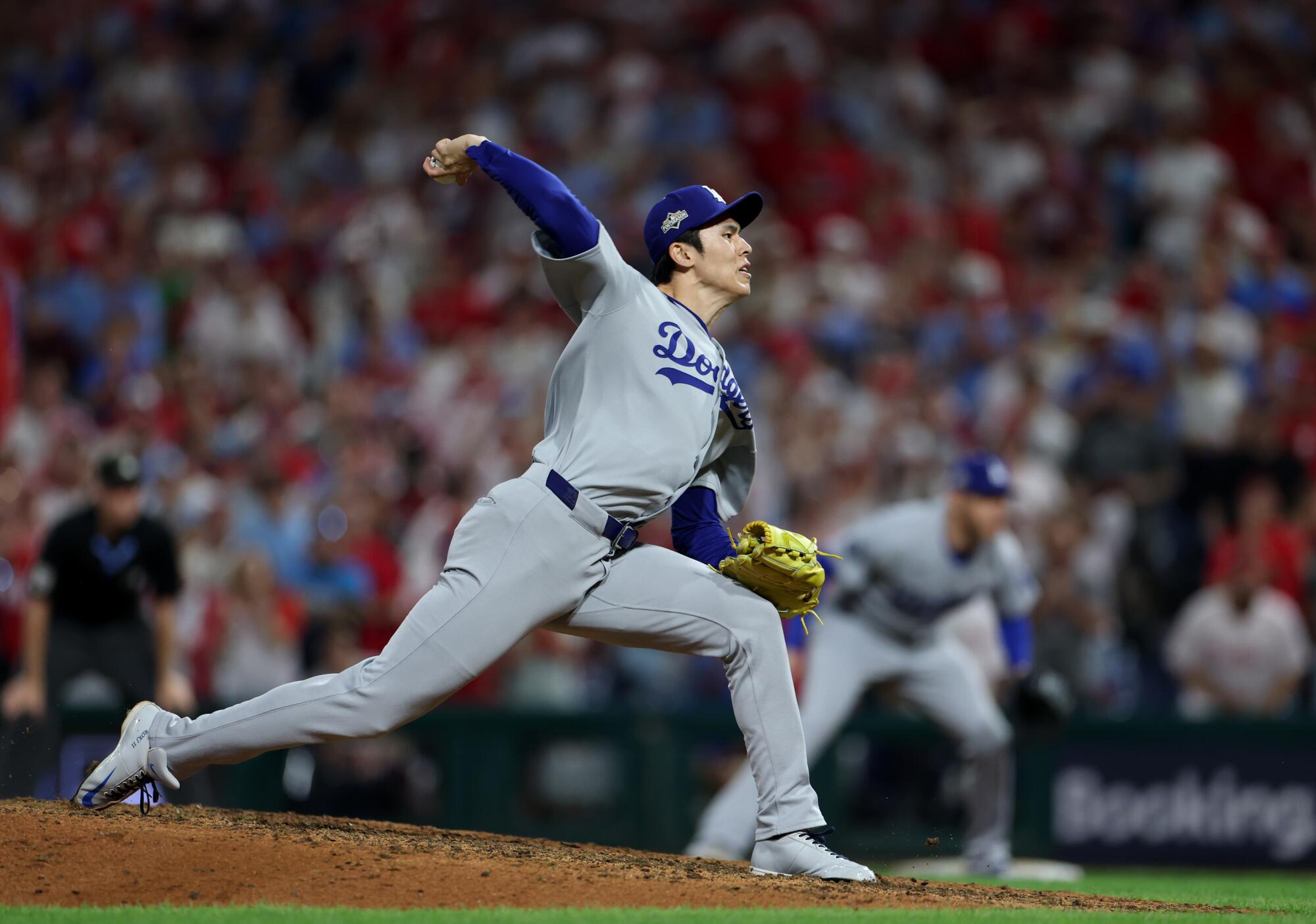 Kuvshin Doders Rocky Sasaki performs in the ninth Inning against Phillis on Monday in the 2nd NLDS game.
