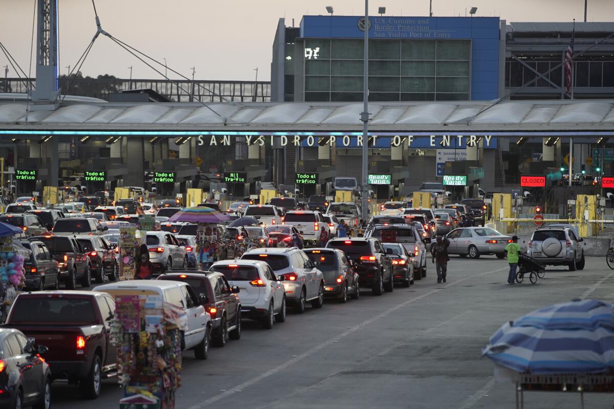 El tráfico en Tijuana para cruzar a San Ysidro en agosto de 2020.