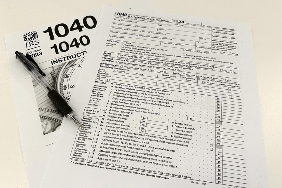 Esta fotografía del viernes 26 de enero de 2024 muestra un formulario fiscal 1040 del Servicio Interno