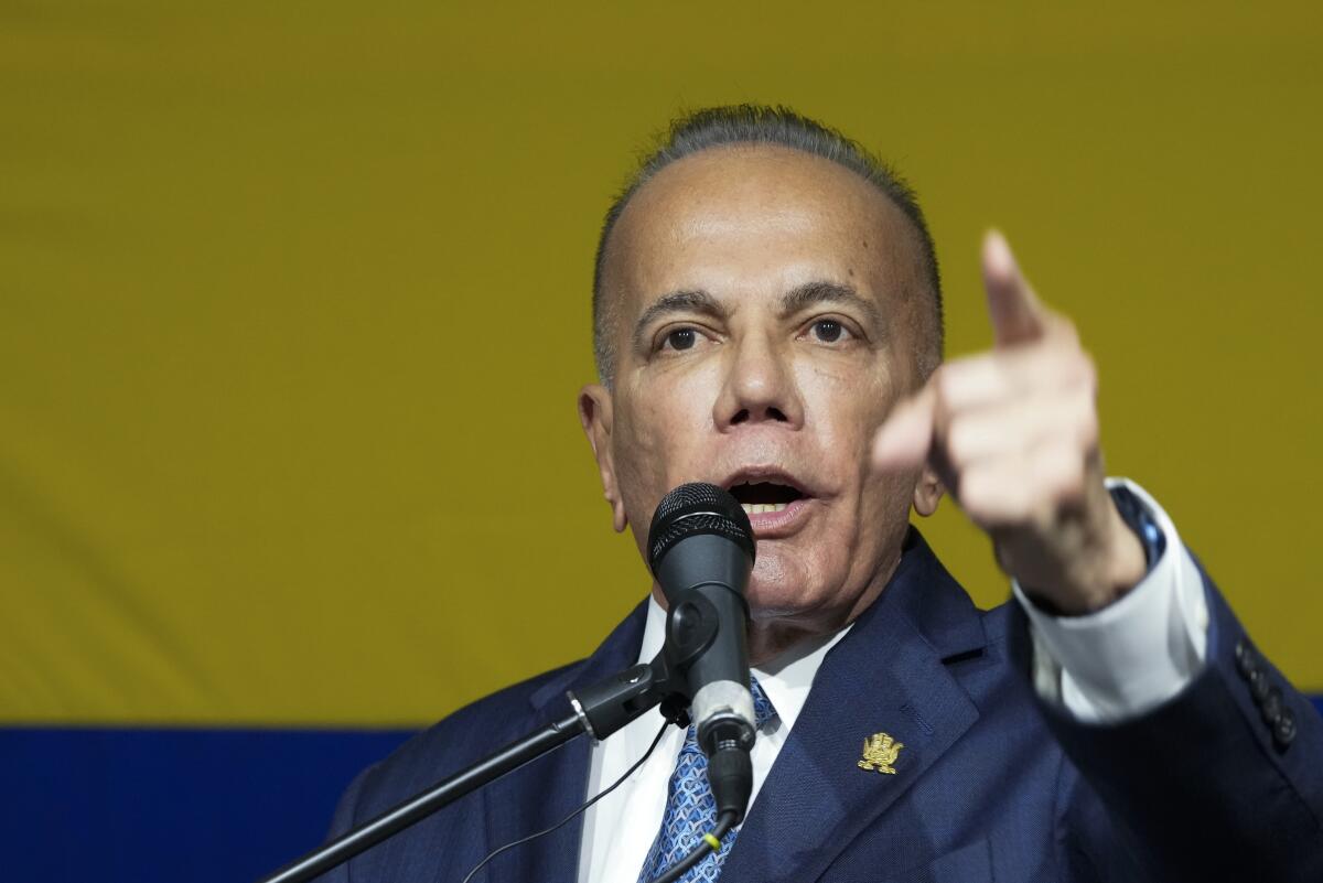 El candidato presidencial Manuel Rosales da una conferencia de prensa en Caracas, Venezuela