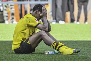 Sebastien Haller, del Borussia Dortmund, se lamenta tras el empate ante Mainz, que sentencia la coronación del Bayern Múnich, el sábado 27 de mayo de 2023 (Bernd Thissen//dpa via AP)