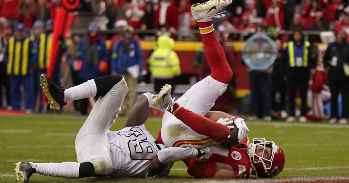 Raiders stun sloppy Chiefs with 2 defensive TDs in 20-14 victory on  Christmas Day – KGET 17
