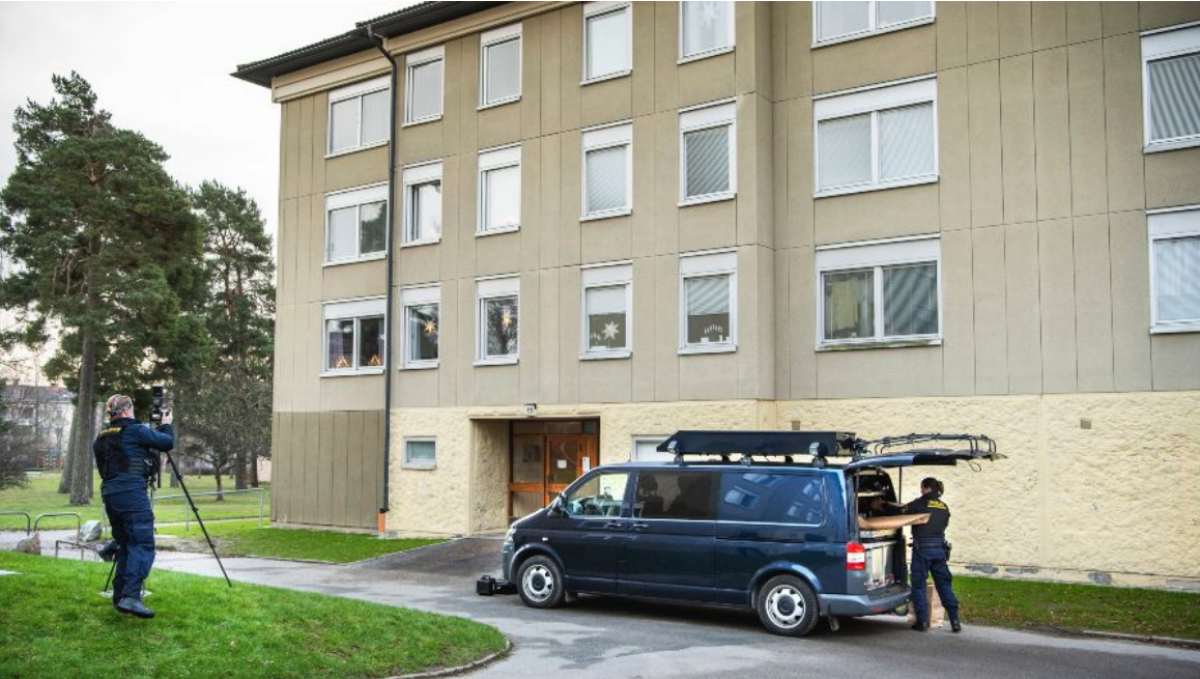 Los técnicos de la policía examinaban un edificio de apartamentos en Haninge