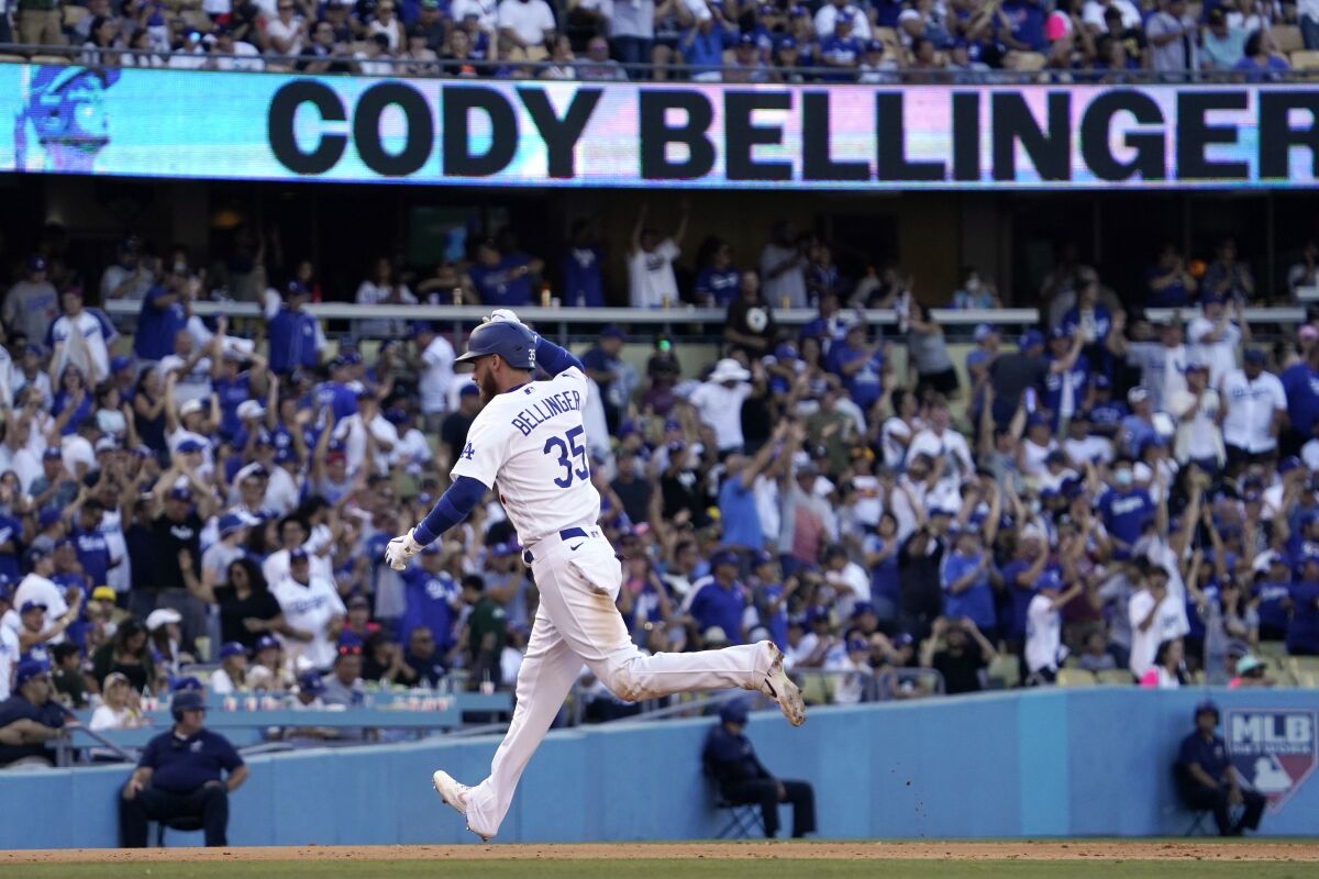 Cody Bellinger, de los Dodgers de Los Ángeles, recorre las bases tras pegar un jonrón ante los Padres de San Diego, 
