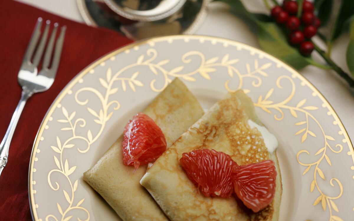 Crepes filled with grapefruit cream