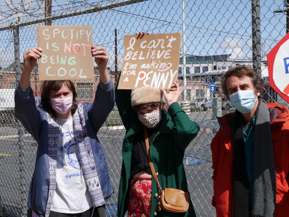 Manifestantes frente a las oficinas de Spotify en el centro de Los Ángeles el 15 de marzo. 
