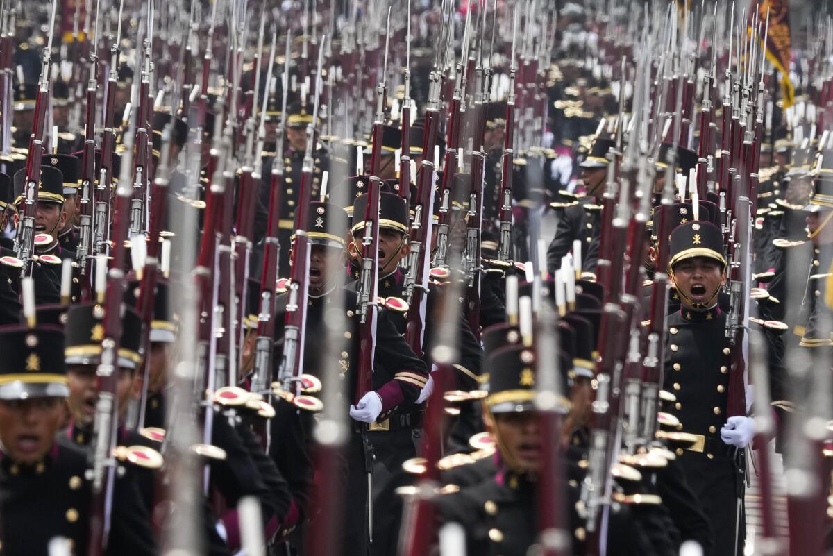 Archivo - Cadetes de la Academia Militar Heroica marchan en el desfile por la conmemoración