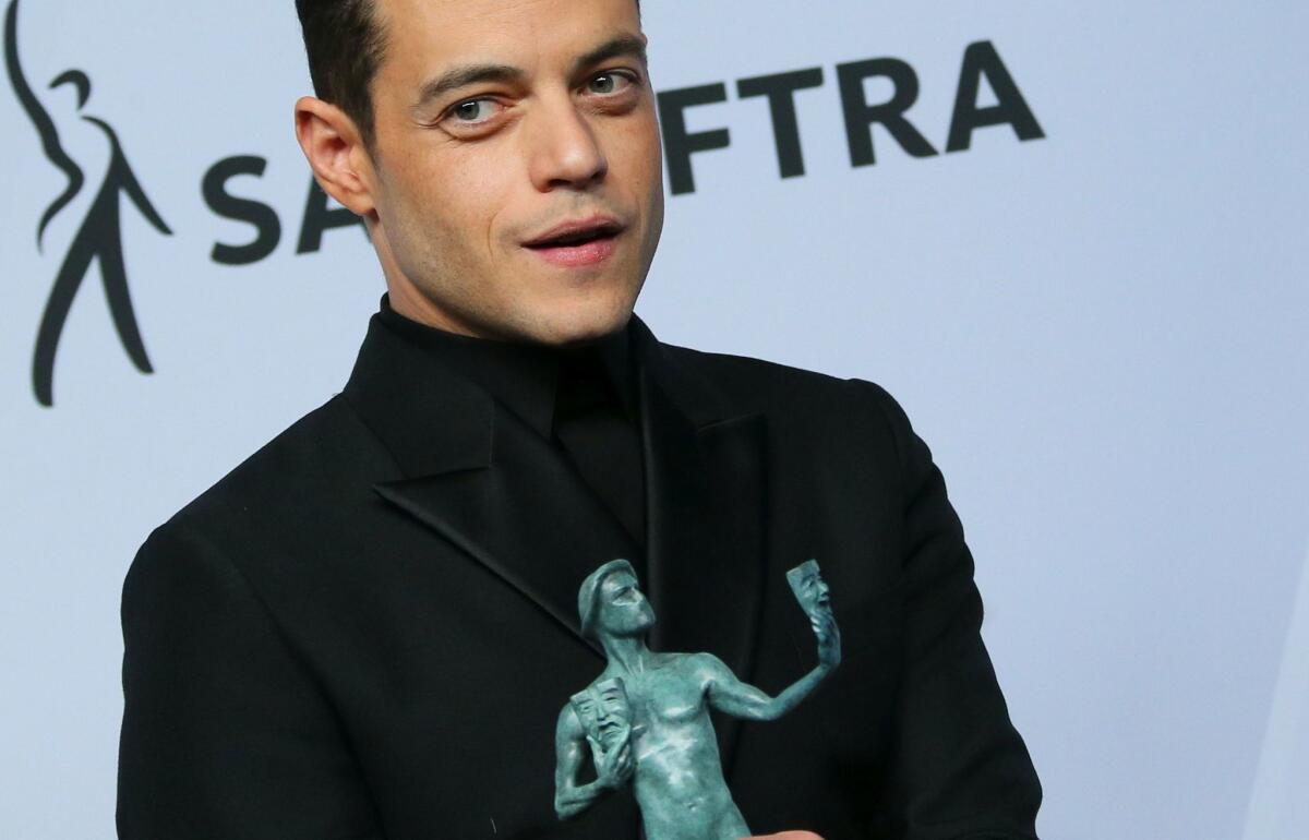 El protagonista de"Bohemian Rhapsody", Rami Malek, posa en la sala de prensa con la estatuilla obtenida en la ceremonia de los Premios SAG.