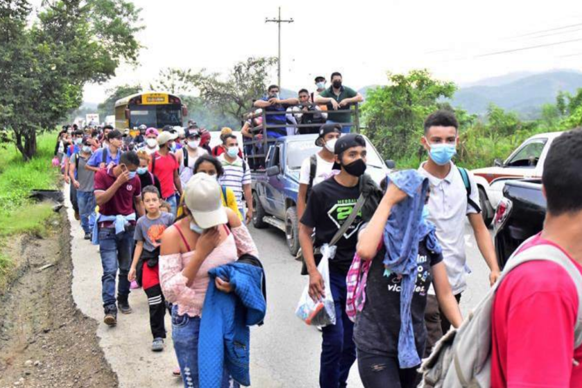 Caravana hondureños avanza por Guatemala. Foto EFE