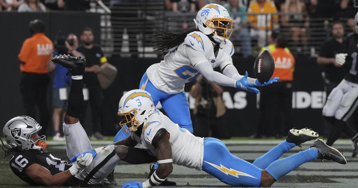 Chargers’ masterful defensive efficiency carries them previous Raiders Chargers’ masterful defensive efficiency carries them previous Raiders
