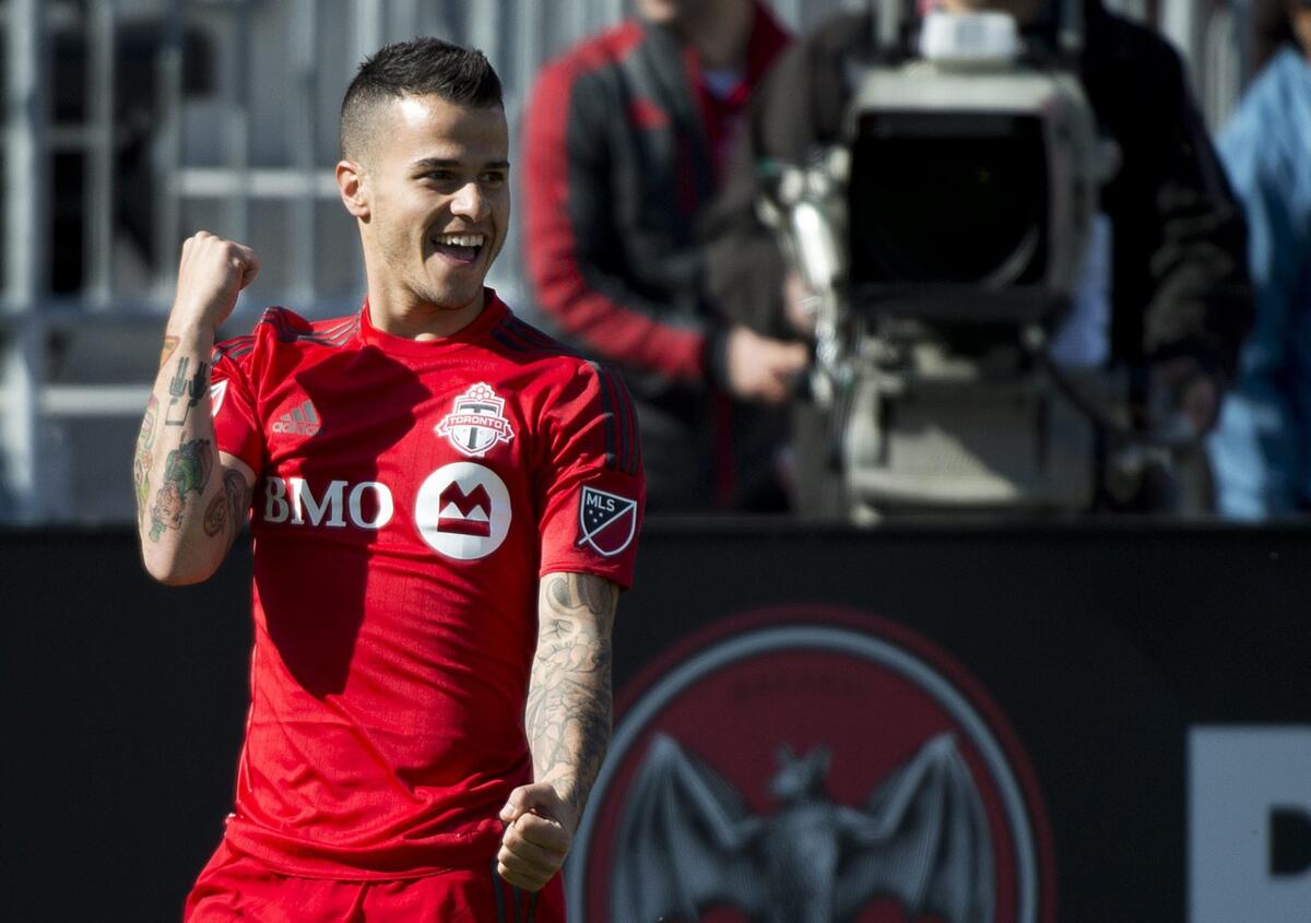 Sebastian Giovinco del Toronto FC tras marcar el gol de la victoria 1-0 ante Portland en el torneo de la MLS, el sábado 23 de mayo de 2015.