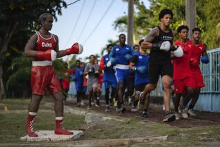 Peleadores de la Escuela Cubana de Boxeo durante un entrenamiento, el viernes 22 de marzo de 2024, en Wajay, Cuba. (AP Foto/Ramón Espinosa)