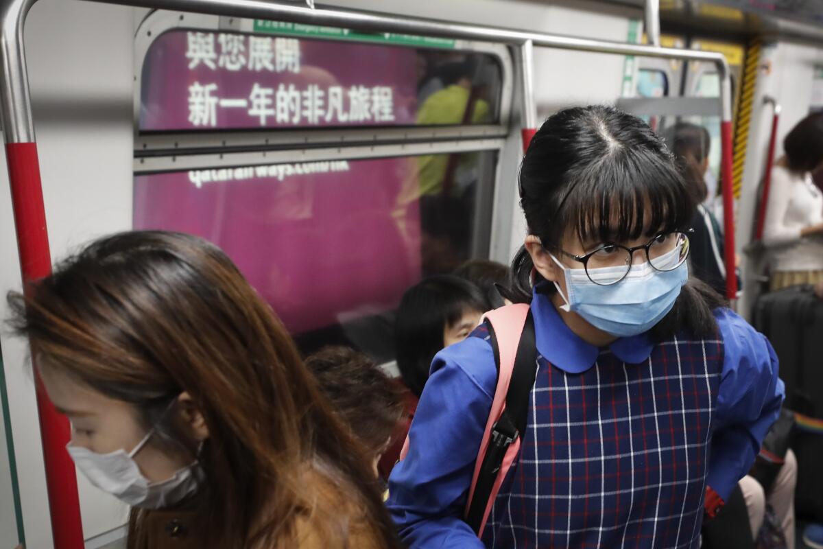 Usuarias de metro usan cubrebocas adentro de un vagón en Hong Kong, el martes 7 de enero de 2020. (AP Foto/Andy Wong)