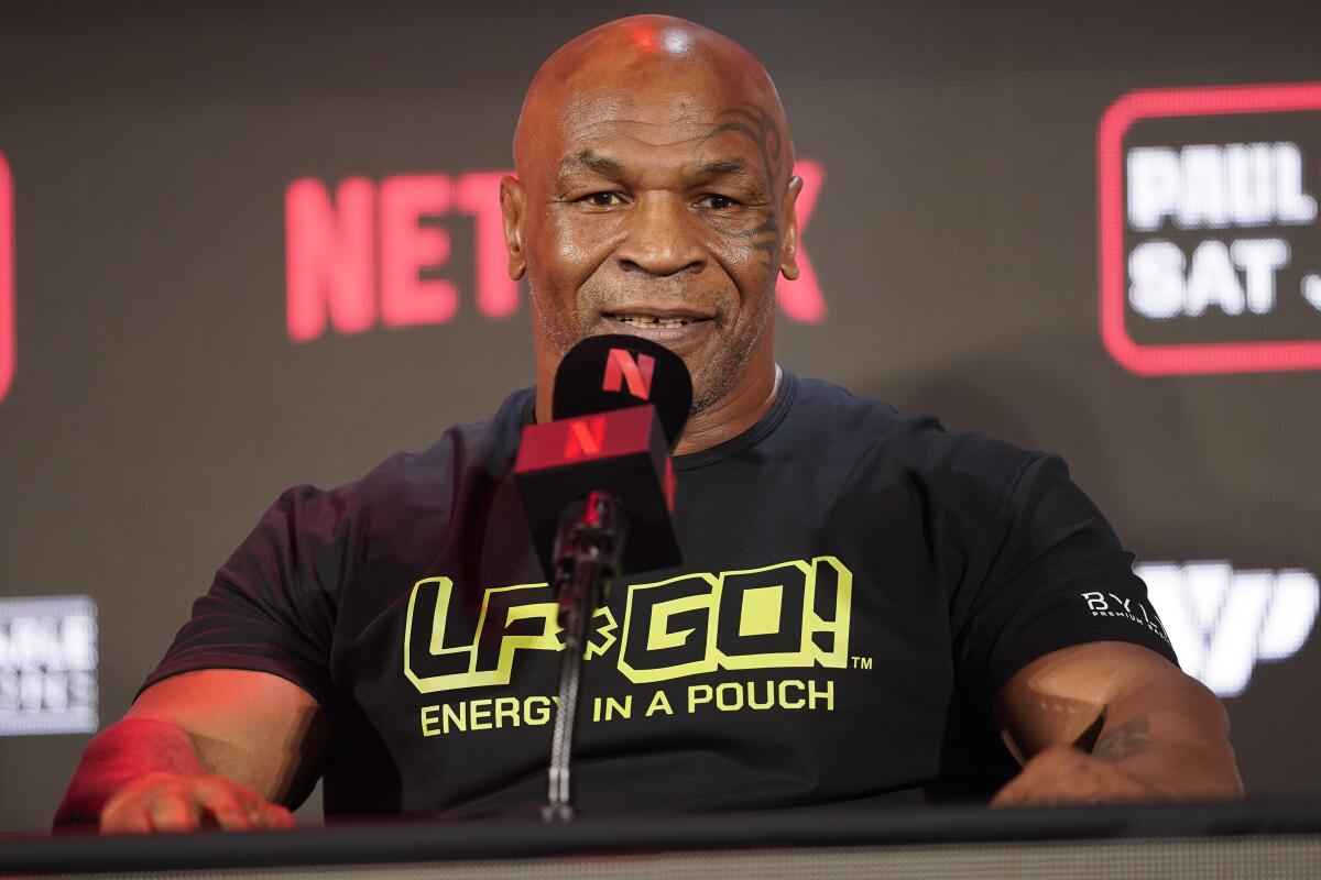 ARCHIVO - Mike Tyson habla durante una conferencia de prensa 