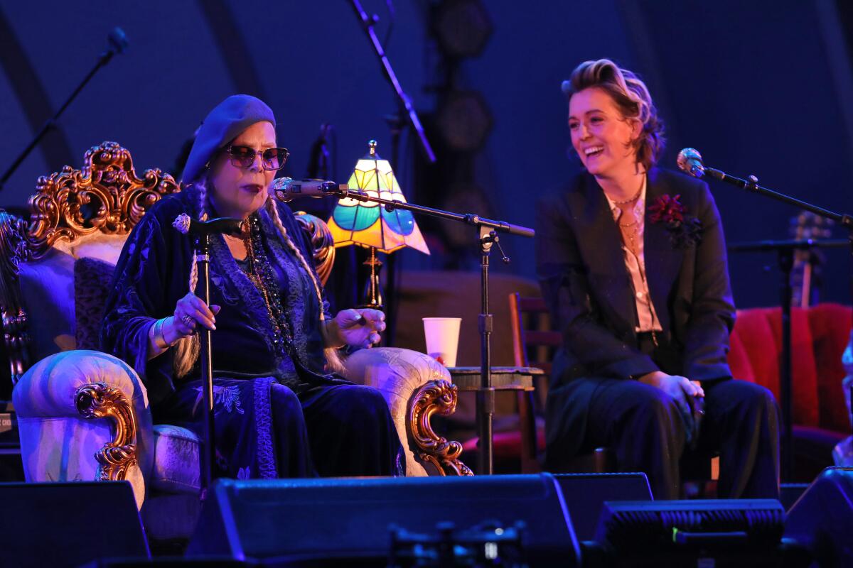 Joni Mitchell et Brandi Carlile se produisent.