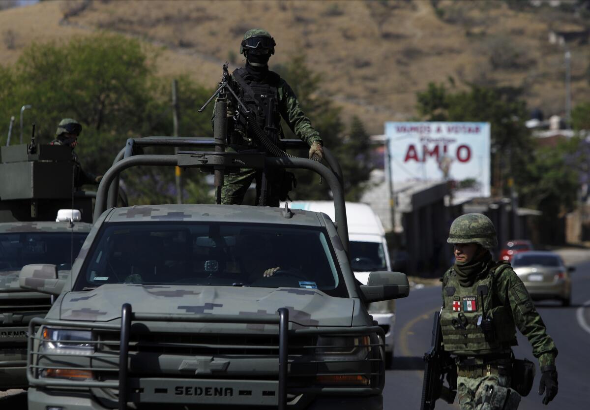 Soldados patrullan el sitio de peleas de gallos "El Paraíso" en Zinapécuaro, México