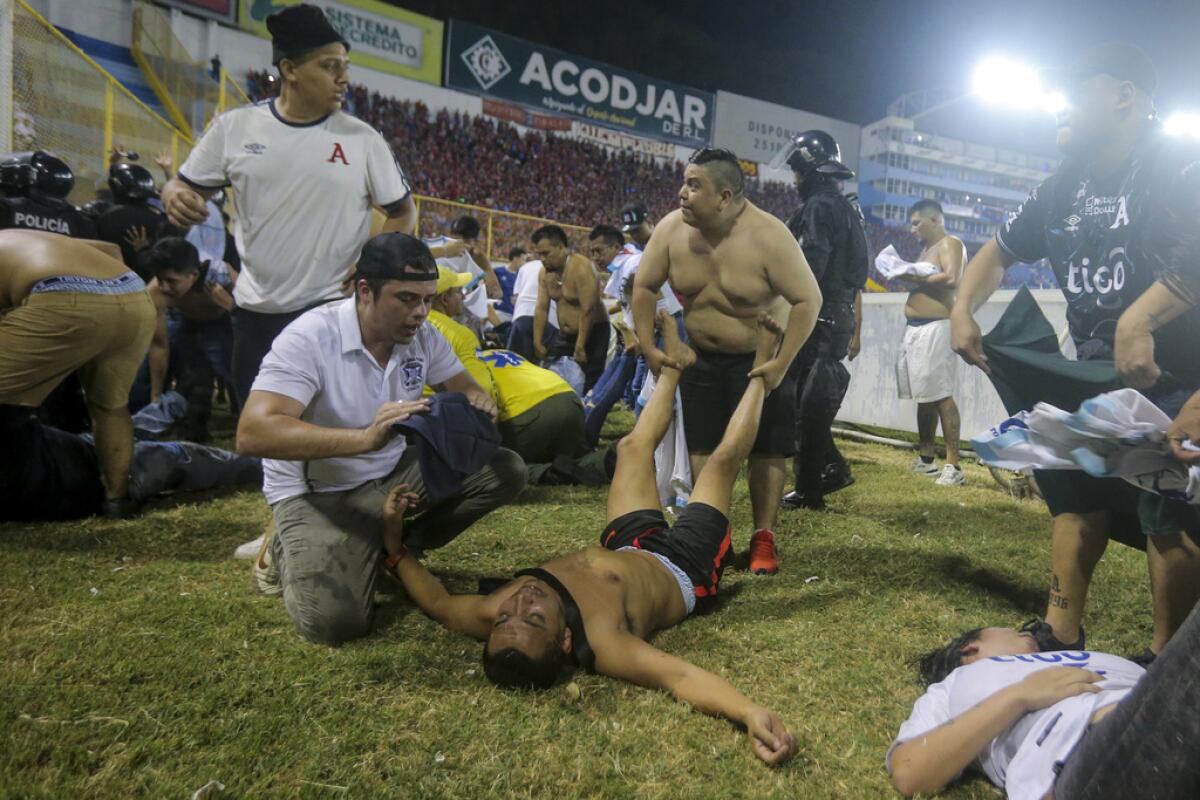 Aficionados al fútbol atienden en la cancha a los heridos 