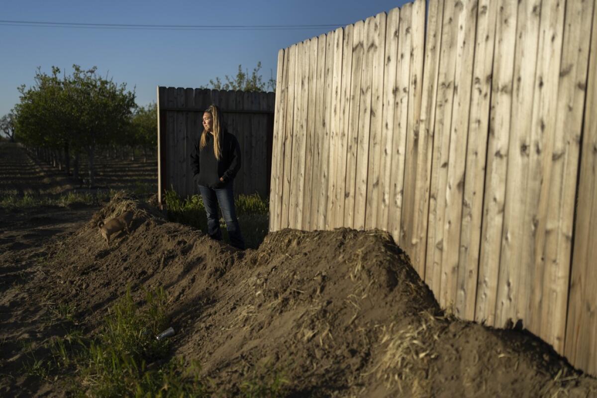 Lindzie Nail, de 35 años, de pie afuera de su casa