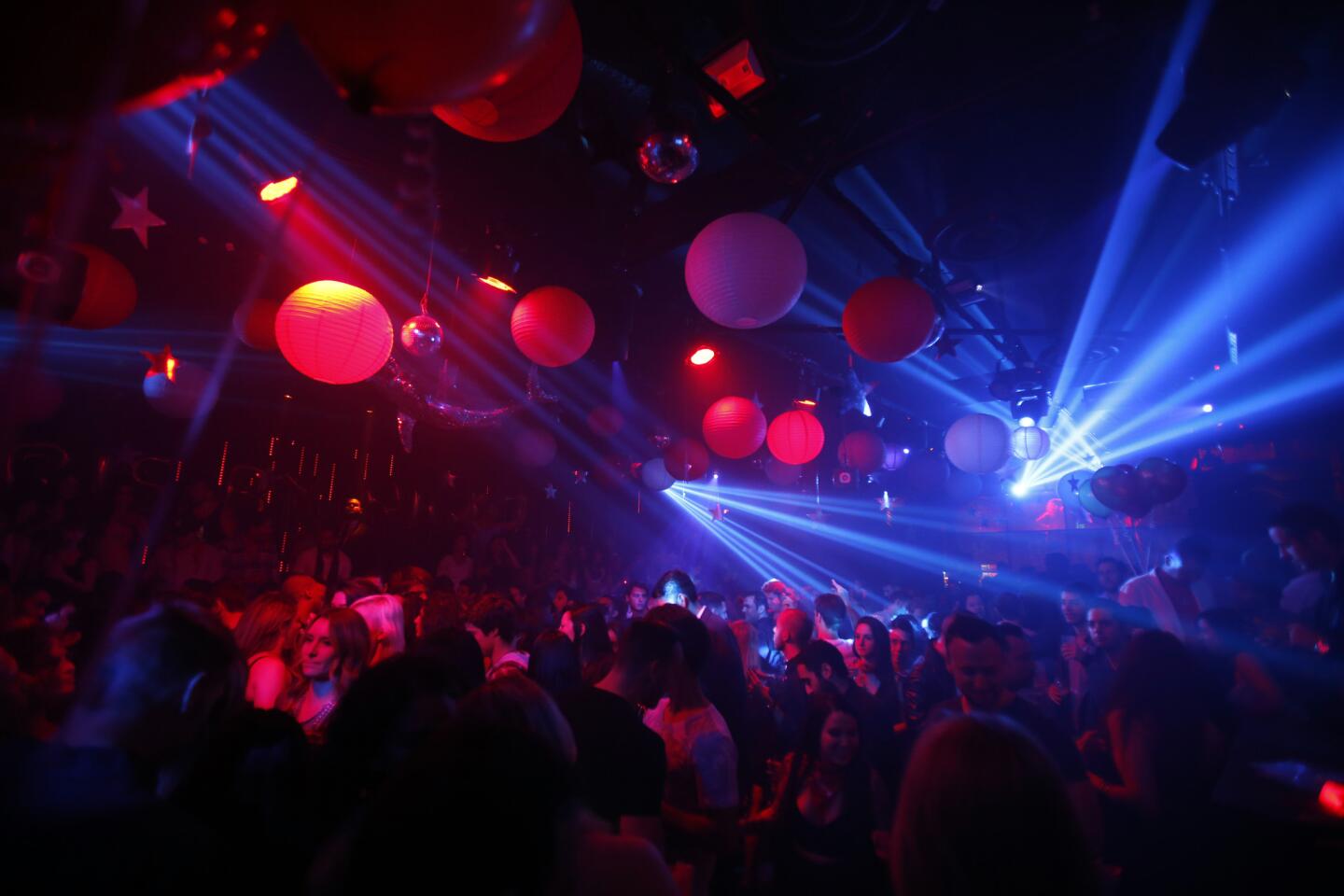 nightclub crowd