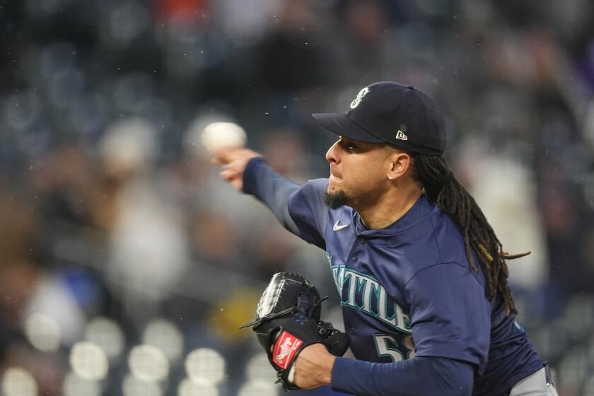 El dominicano Luis Castillo, abridor de los Marineros de Seattle, lanza ante los Rockies de Colorado el sábado 20 de abril de 2024 (AP Foto/David Zalubowski)