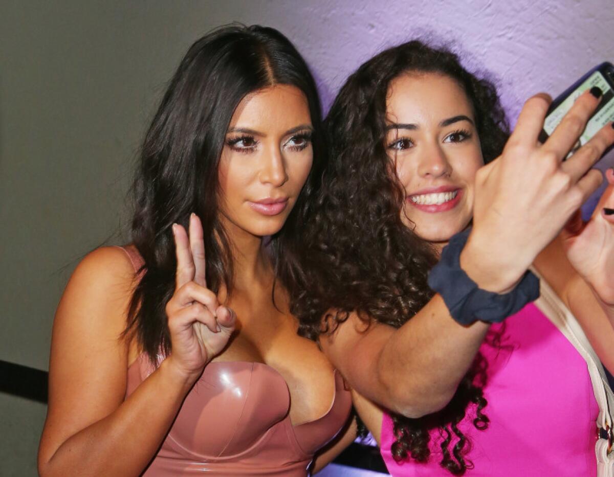 Kim Kardashian posa con una fanática para un selfie, el 18 de noviembre de 2014 en Melbourne, Australia.