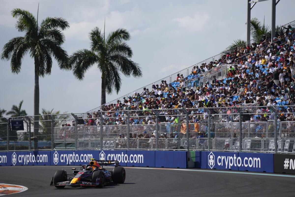 El mexicano Sergio Pérez, de Red Bull, compite en la sesión clasificatoria del Gran Premio de Miami,