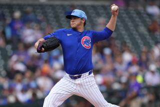 Justin Steele, abridor de los Cachorros de Chicago, lanza en contra de los Angelinos de Los Ángeles durante la primera entrada del partido de béisbol de primavera, el miércoles 6 de marzo de 2024, en Mesa, Arizona. (AP Foto/Matt York)