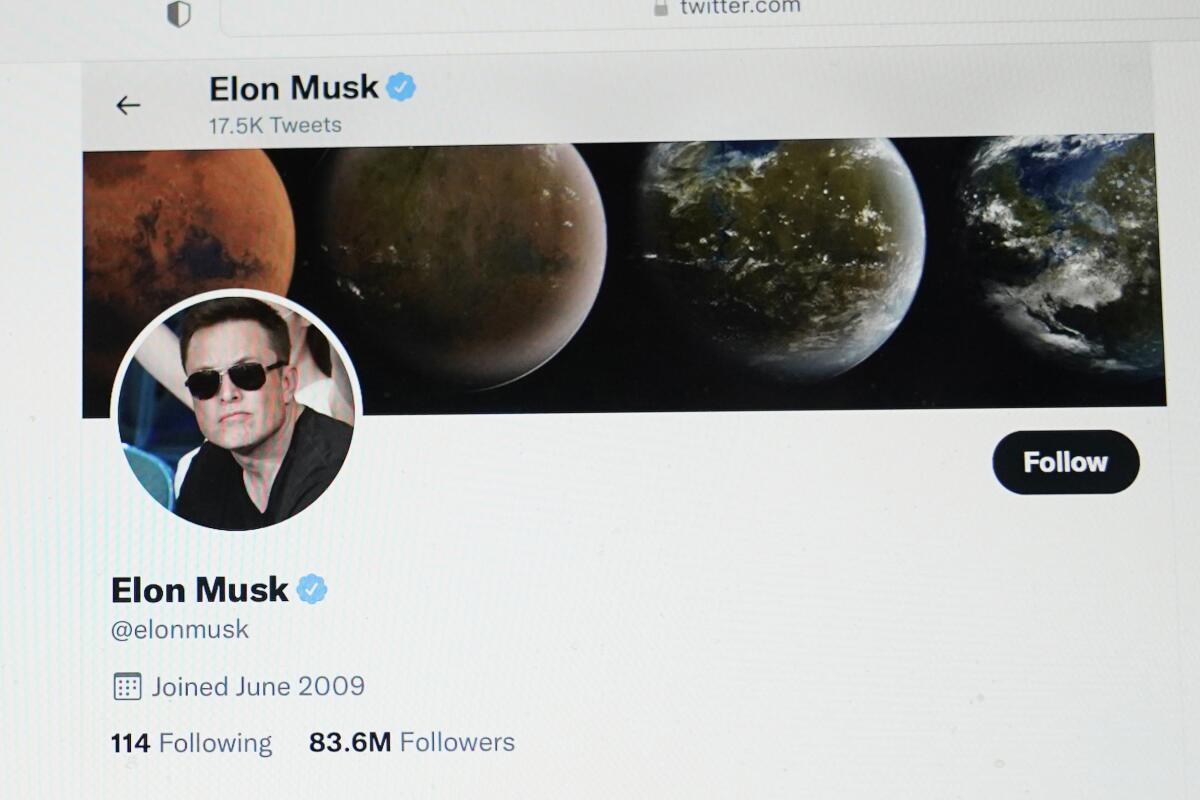 ARCHIVO - Una parte de la página de Twitter de Elon Musk se ve el lunes 25 de abril de 2022 en la pantalla de un ordenador