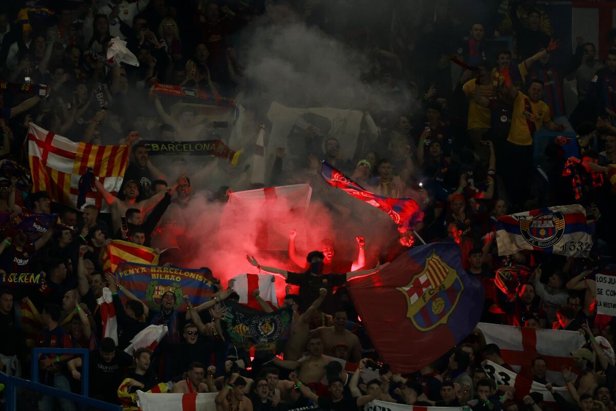 Seguidores del Barcelona celebran al final del encuentro de ida de los cuartos de final 