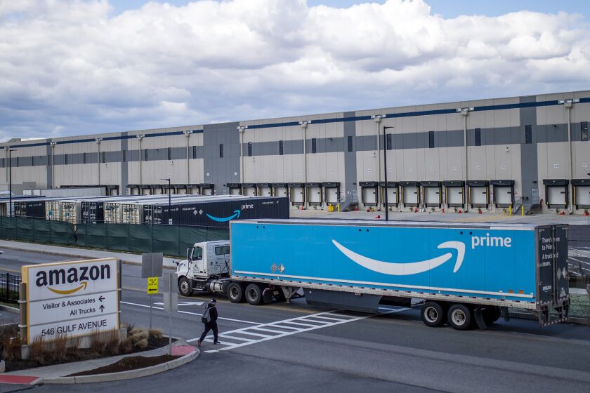 ARCHIVO - Un camión llega a un almacén de Amazon en Staten Island, en Nueva York, el 1 de abril de 2022. (AP Foto/Eduardo Munoz Alvarez, Archivo)