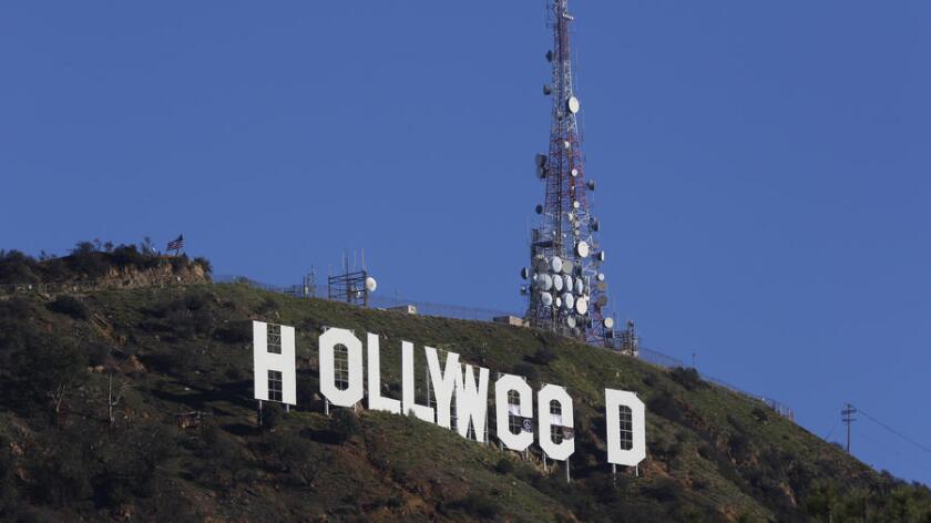 Los residentes de Los Ángeles amanecieron el Día de Año Nuevo y descubrieron que un bromista había modificado el cartel de Hollywood para que diga ‘HOLLYWeeD’.