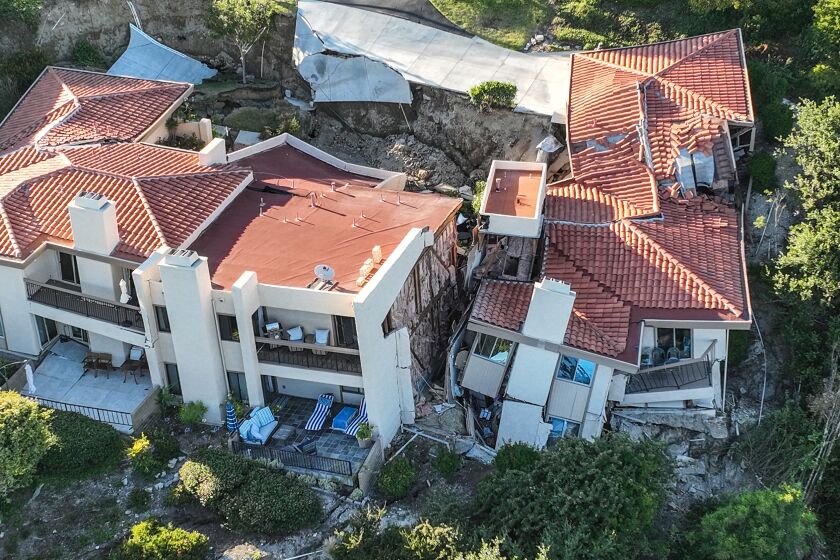 Rolling Hills Estates, CA, Monday, July 10, 2023 - A hillside continues to collapse as homes along Peartree Lane fall along with it. (Robert Gauthier/Los Angeles Times)
