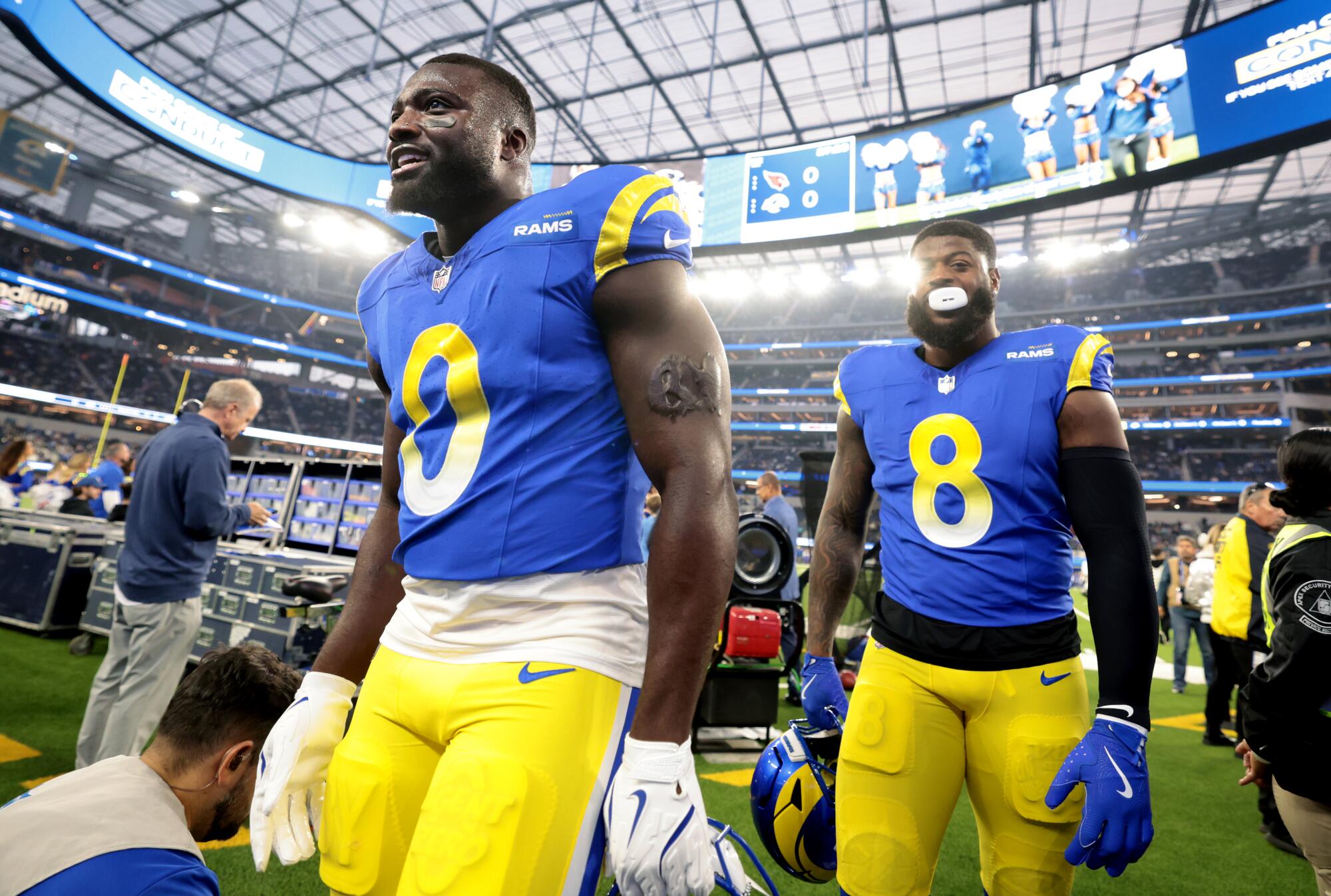 Rams defans oyuncuları Byron Young (solda) ve Jared Verse maç öncesi ısındıktan sonra sahadan çıkıyor.