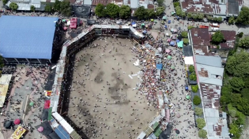 En esta imagen tomada de un video, los espectadores se aglomeran alrededor de las