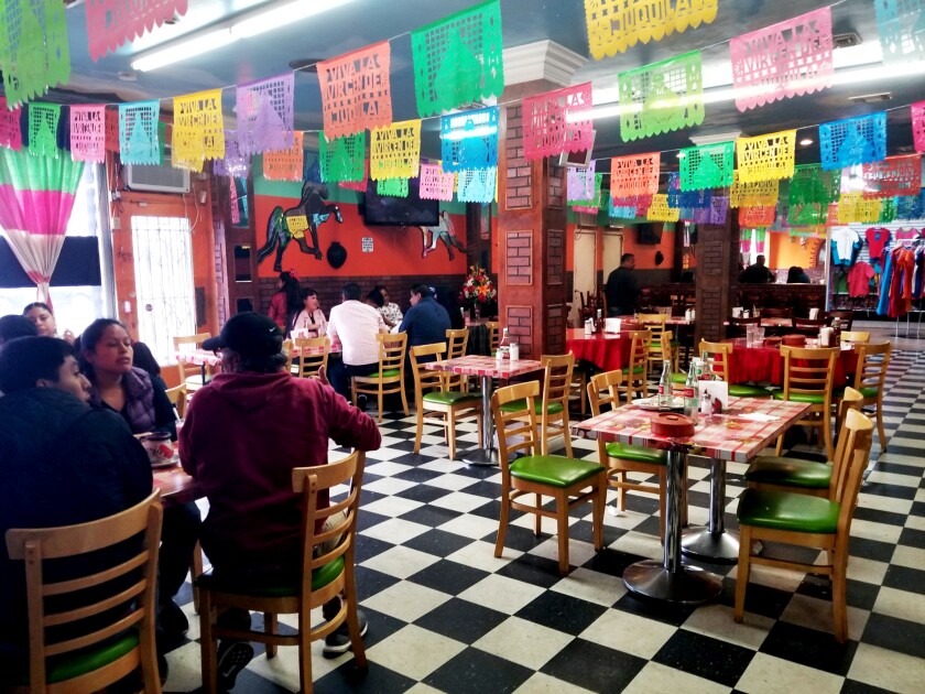 La sala da pranzo del Lindo Oaxaca è piena di famiglie nei fine settimana.