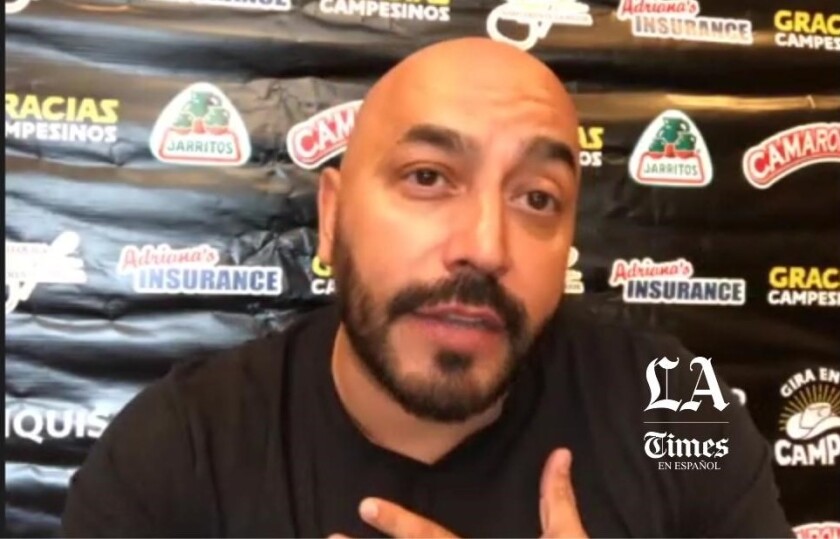 Con la mano en el corazón, Lupillo dice que a nadie le gusta que le pregunten por su ex.