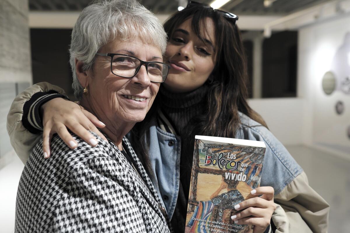 La cantautora estadounidense nacida en Cuba, Camila Cabello, derecha