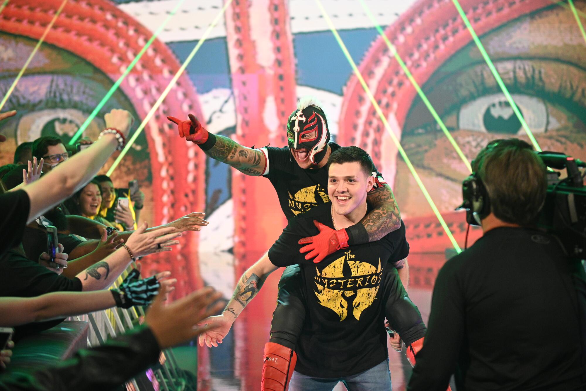 Rey Mysterio y su hijo Dominick Mysterio durante una de sus salidas al ring en WWE.