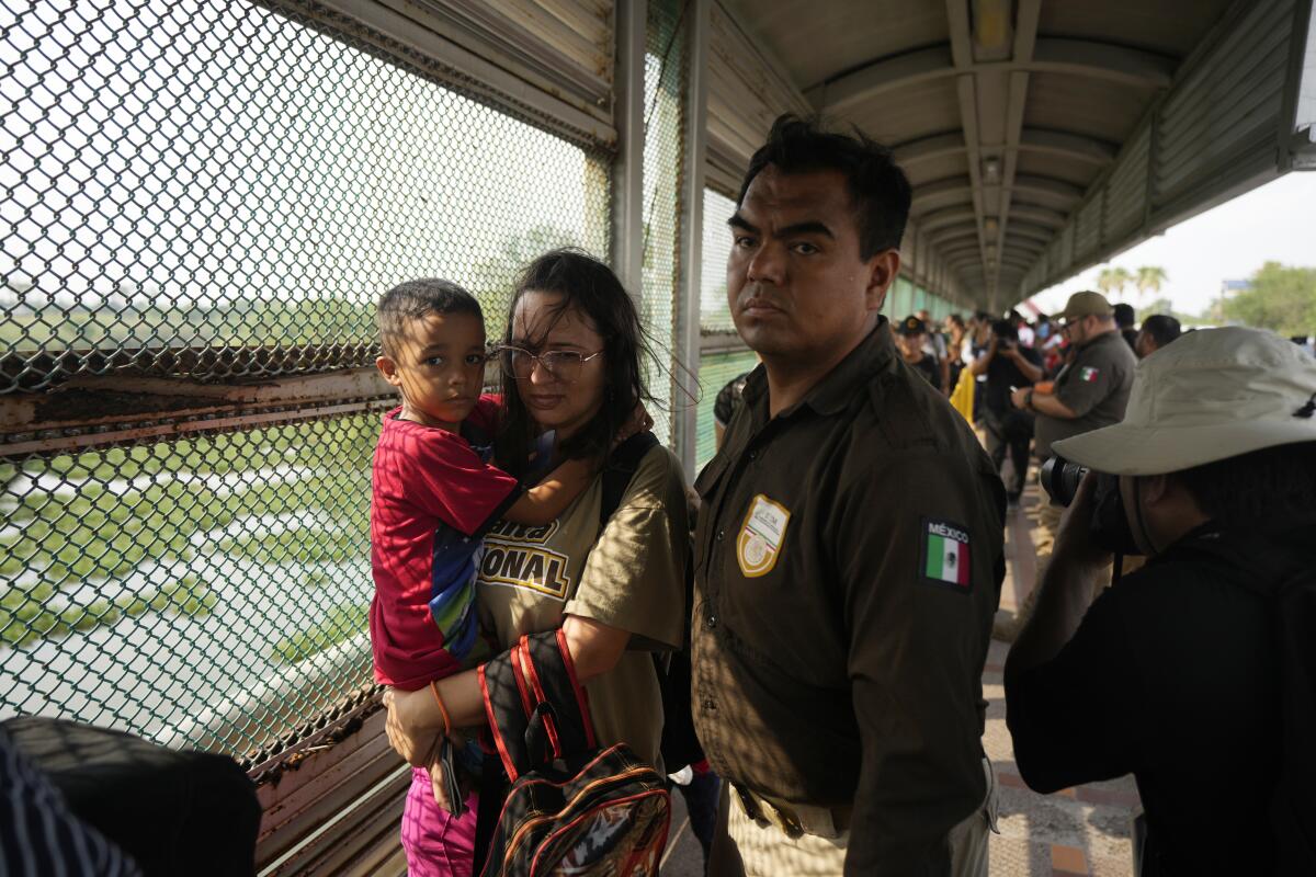 Escoltados por funcionarios mexicanos de inmigración, migrantes de un grupo de 50 