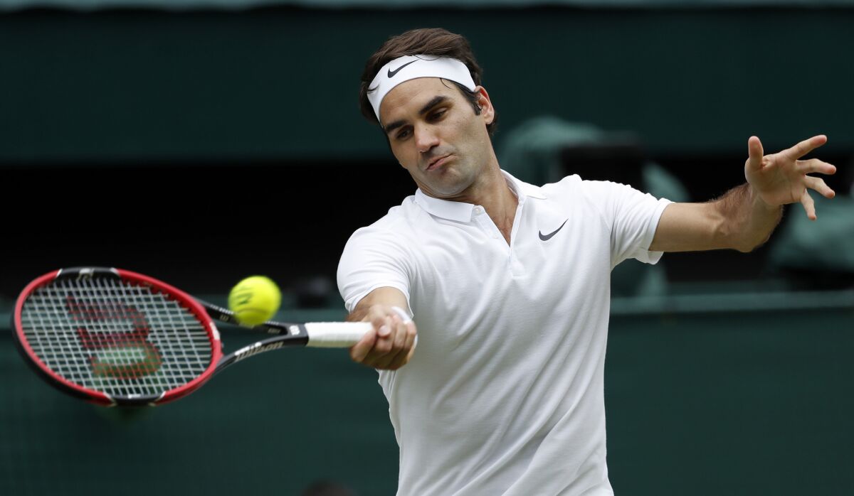 En esta foto de archivo del 8 de julio de 2016, el tenista suizo Roger Federer devuelve un tiro ante Milos Raonic en las semifinales de Wimbledon, en Londres.