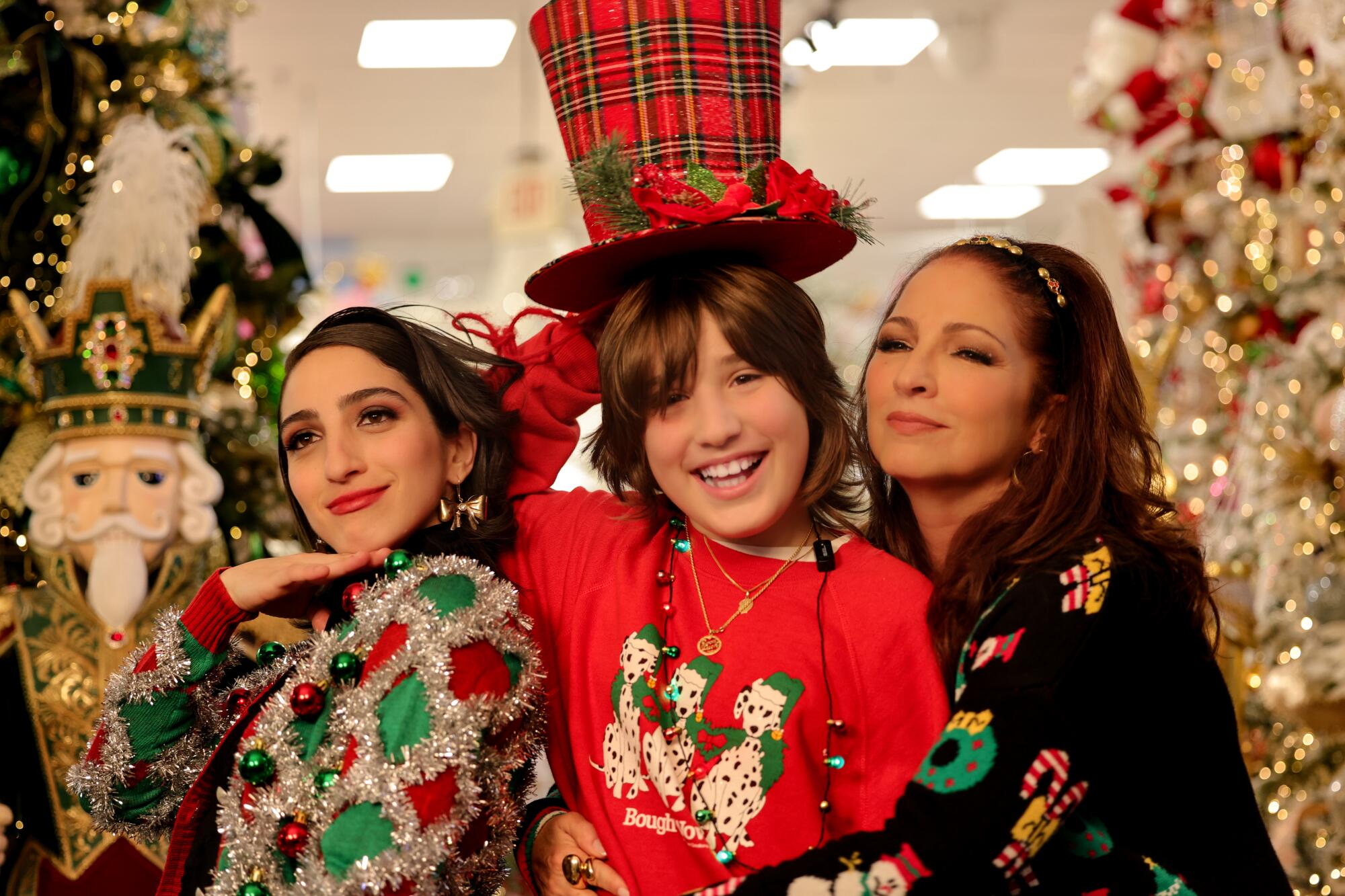 De izq. a der., Emily, Sasha y Gloria Estefan en una imagen promocional.
