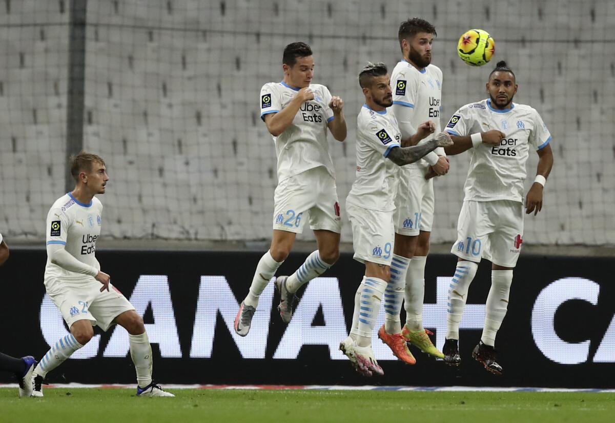 Defensores del Marsella intentan bloquear un disparo durante un partido de la liga francesa ante Lille