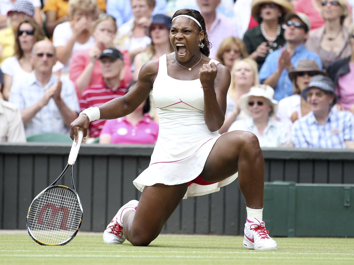 ARCHIVO - En imagen de archivo del 3 de julio de 2010, Serena Williams festeja un point durante su duelo ante Vera Zvonareva en la final en sencillos de Wimbledon. (AP Foto/Alastair Grant, archivo)