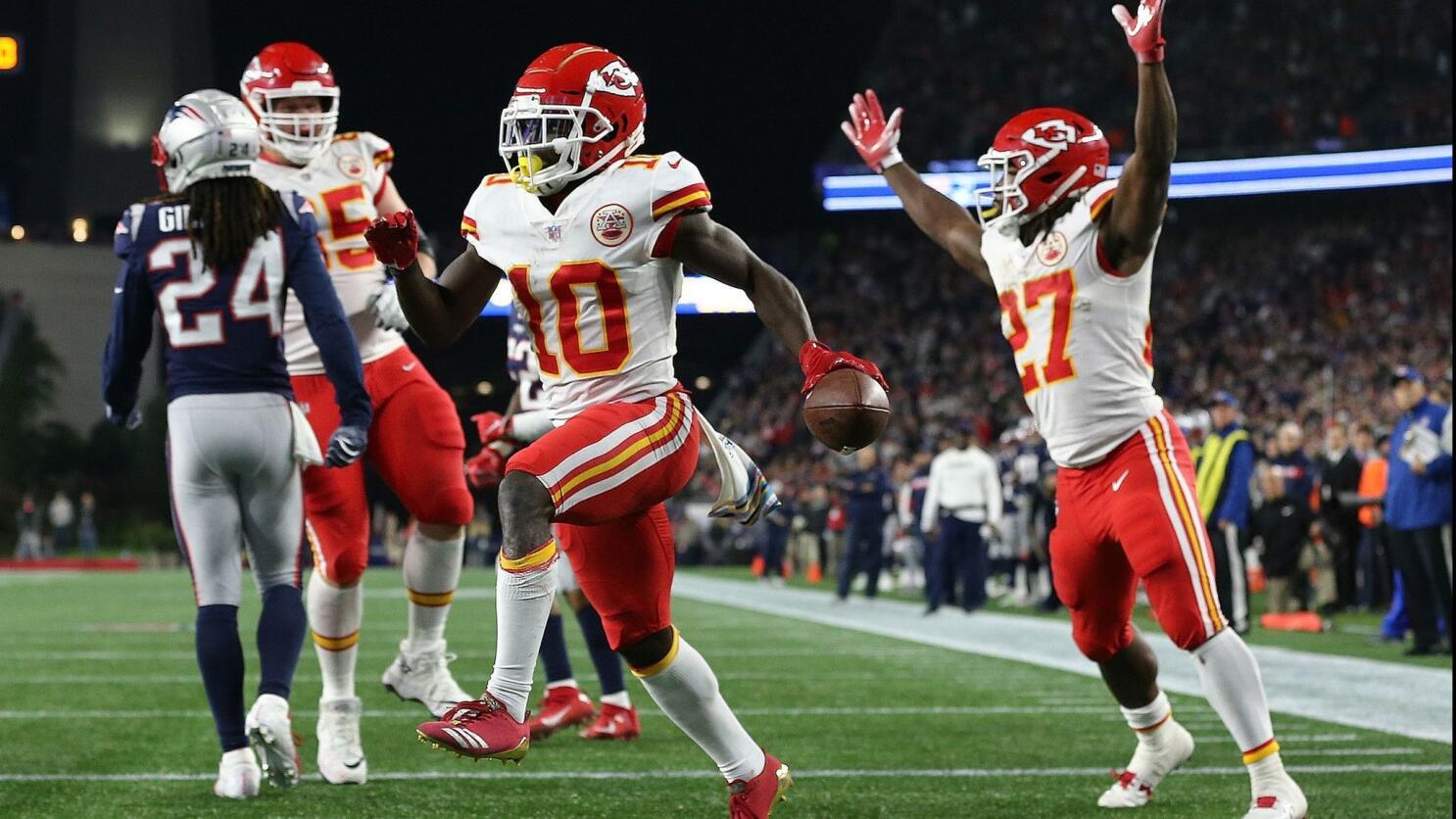 Kansas City Chiefs running back Kareem Hunt celebrates after scoring  Photo d'actualité - Getty Images