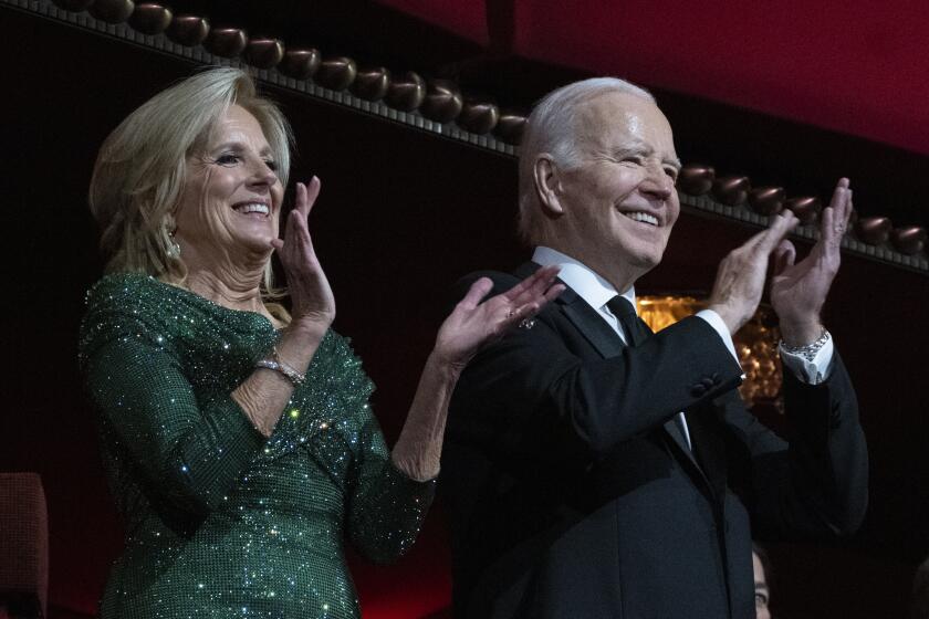 El presidente Joe Biden y la primera dama Jill Biden en el Centro de Artes John F. Kennedy en Washington, el 3 de diciembre de 2023. (Foto AP /Manuel Balce Ceneta)